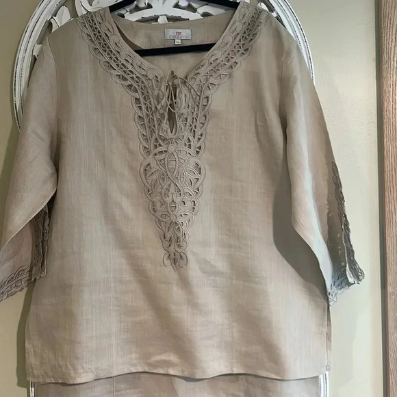 ESSENCE  Embroidered two piece set - Picture 2 of 8